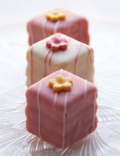 Pink_and_white_Easter_petits_fours